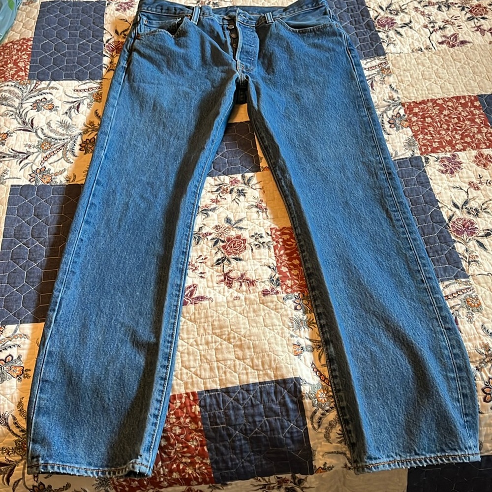 Men’s 34x32 Levi 501 button up Levi’s. Previously loved & good condition. 💯real